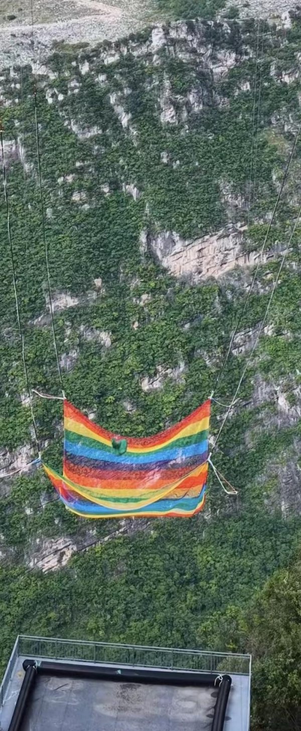 宏基资本 贵州花江峡谷大桥无绳蹦极原定23日开放已取消 工作人员称安全性还在评估